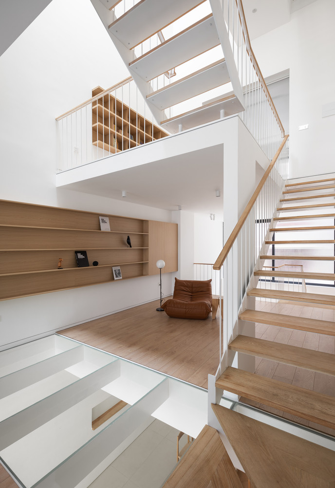 Việc bố trí thư viện ở tầng 3, khi trung tâm của căn nhà được bao quanh bởi các phòng ngủ riêng rẽ, tăng sự tương tác giữa các thành viên trong gia đình.