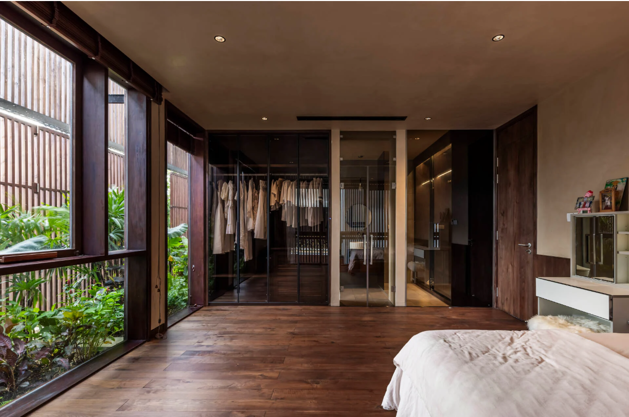 Thiết kế tủ quần áo, phòng tắm khép kín tăng tính thư giãn và tiện nghi cho gia chủ.