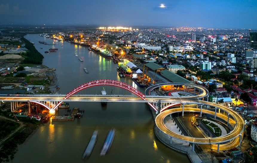 Theo TS. Phạm Hữu Thư, phát triển kết cấu hạ tầng giao thông luôn được coi là khâu đi trước, đột phá.