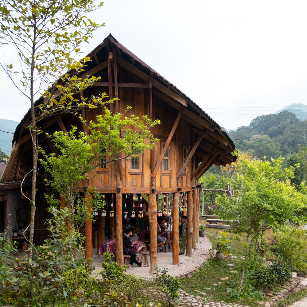 Hệ thống trụ tầng một hình thành từ 32 thân gỗ tự nhiên với đường kính 25-30cm. Gỗ được lột vỏ, giữ hình dáng tự nhiên, mà không qua quá trình gia công, tạo nên những cột trụ với hình dáng độc nhất như cây trong rừng.