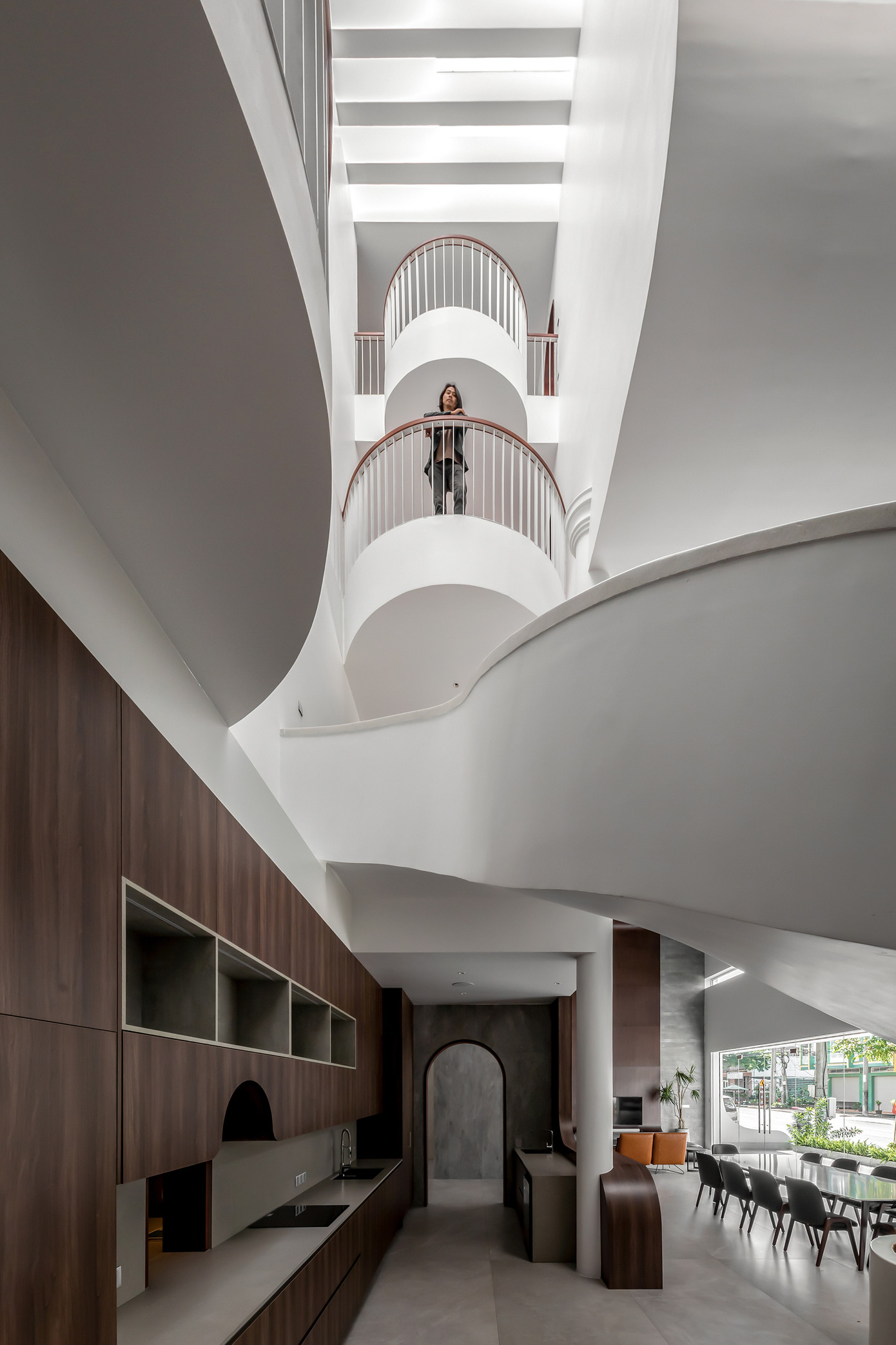 Những đường cong từ cầu thang, tường, sàn nhà tạo nên hiệu ứng đẹp mắt cho công trình.