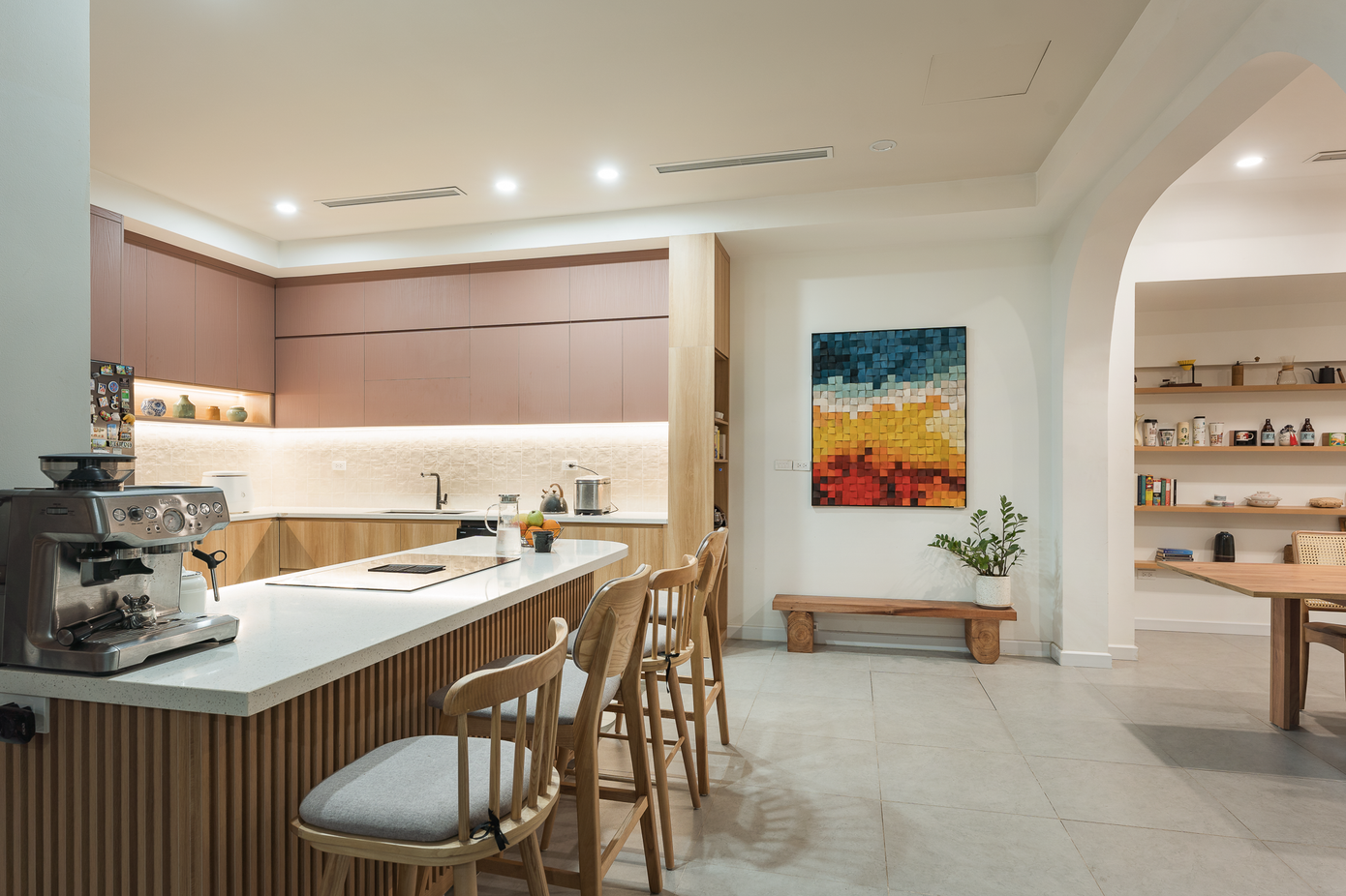 Phòng bếp mở, với bức tranh treo tường đa màu sắc là điểm nhấn. Phòng bếp mở, với bức tranh treo tường đa màu sắc là điểm nhấn.