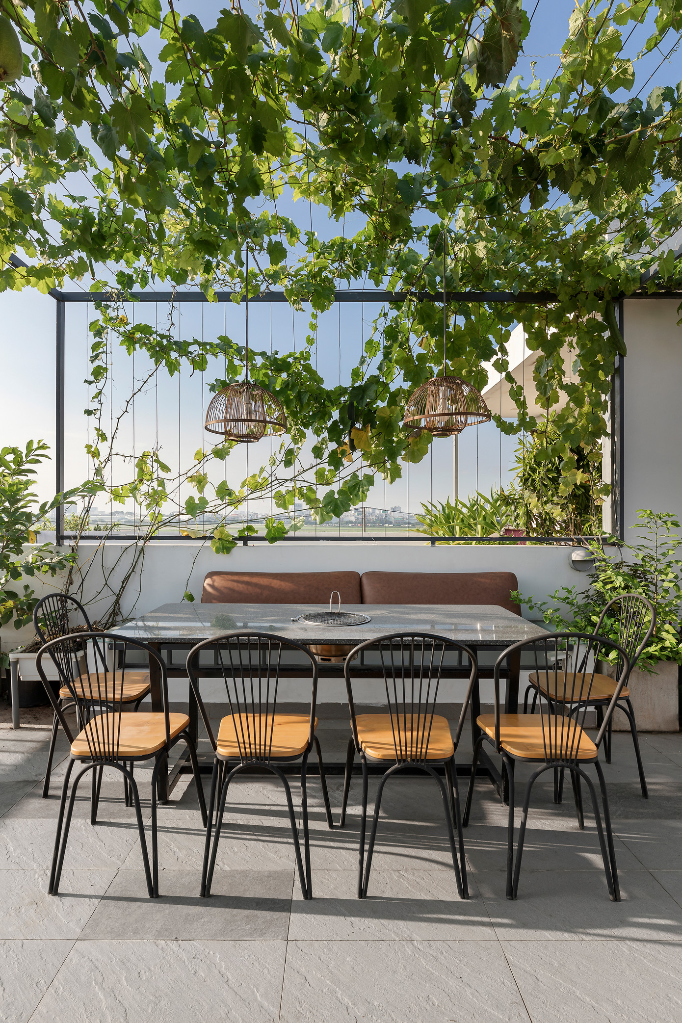 Khu vườn vừa là sân chơi cho trẻ, vừa là nơi tổ chức các tiệc nướng BBQ cho gia đình.