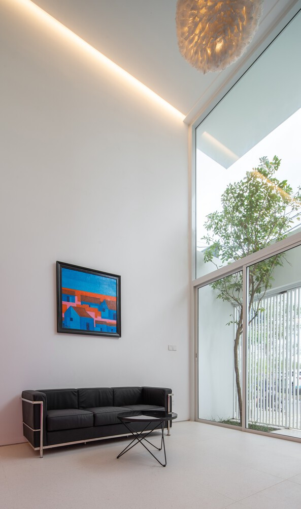 Chức năng sống và làm việc chia theo tầng và kết nối với giếng trời. Công việc spa vận hành ở tầng một và tầng hai, gia đình ở tầng ba và bốn. Phòng bếp/ăn là nơi công việc và chỗ ở riêng tư giao nhau.