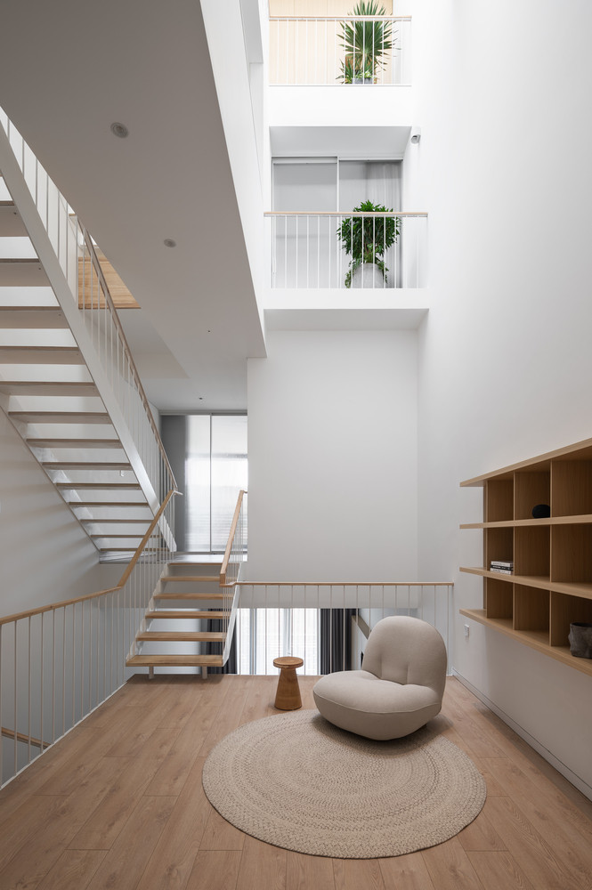 Để lấy gió đối lưu vào trong nhà, hệ thống cửa trượt được sắp xếp từ trước ra sau, giếng trời xen kẽ giữa các tầng trong 5 tầng, giúp không khí di chuyển và điều hòa theo các hoạt động sống hằng ngày.