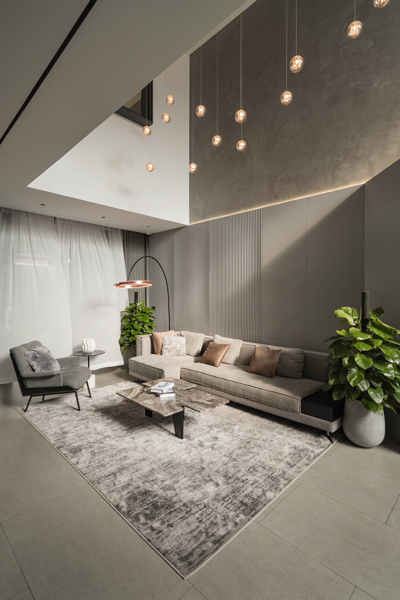 Tông màu của sofa mang dáng vẻ thanh lịch, nhã nhặn.