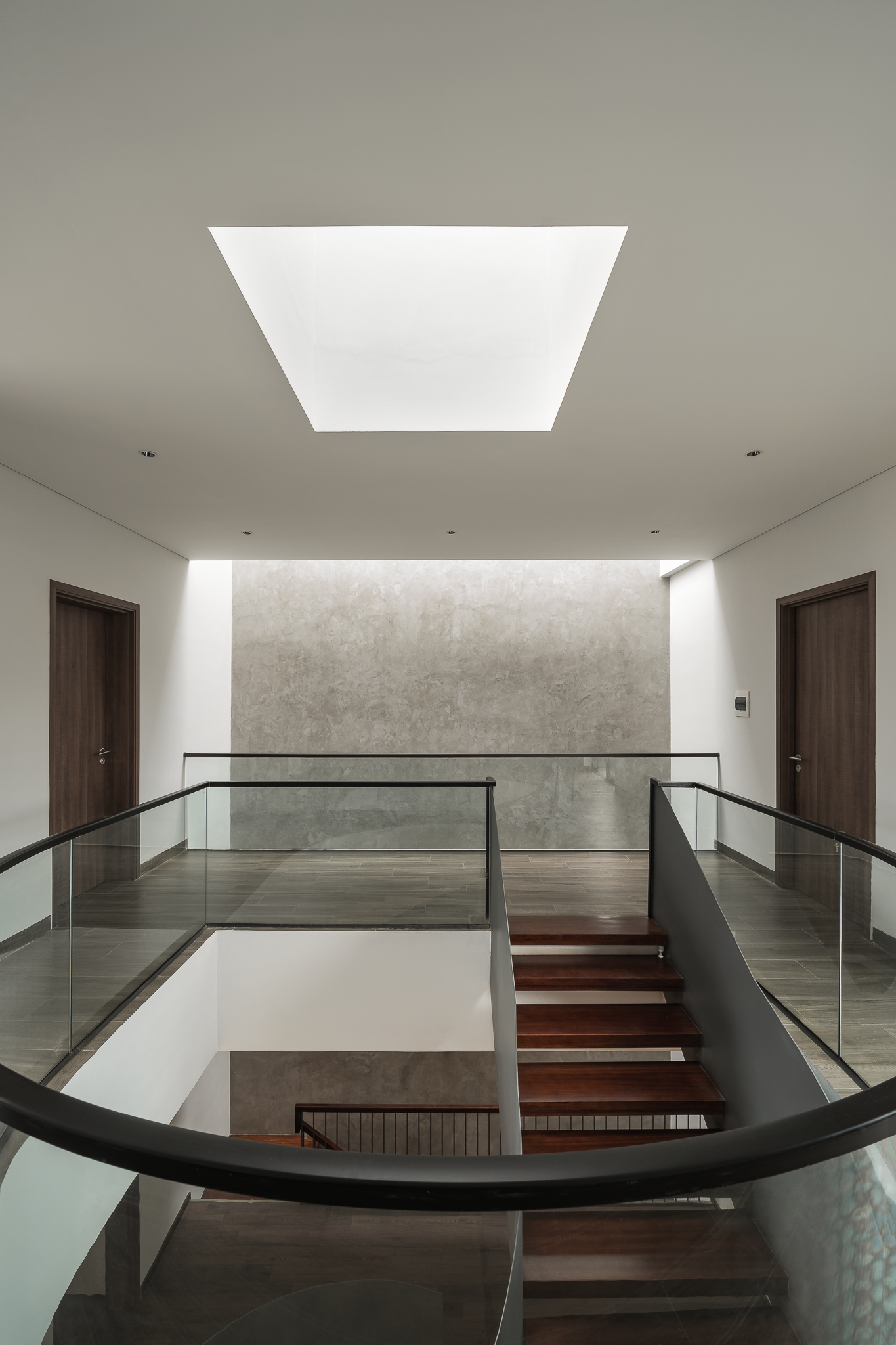 Hệ giếng trời nằm trên cầu thang, cung cấp ánh sáng cho ngôi nhà.