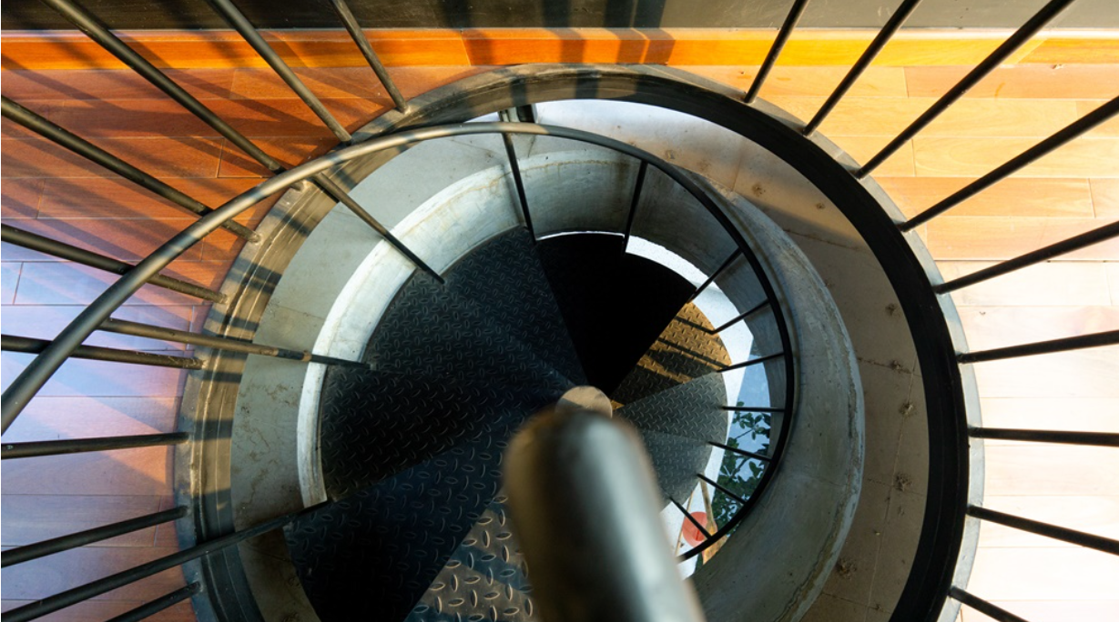 Cầu thang xoắn mang đến nét mới mẻ cho kiến trúc căn biệt thự. Cầu thang xoắn mang đến nét mới mẻ cho kiến trúc căn biệt thự.