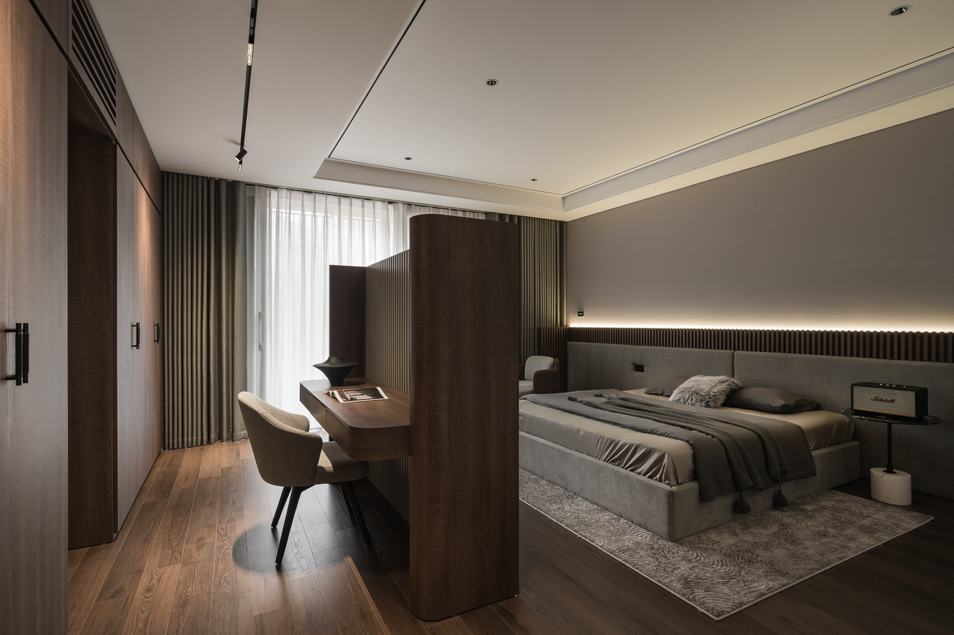 Phòng ngủ master có bàn làm việc và giường ngủ được phân tách bởi vách ngăn.