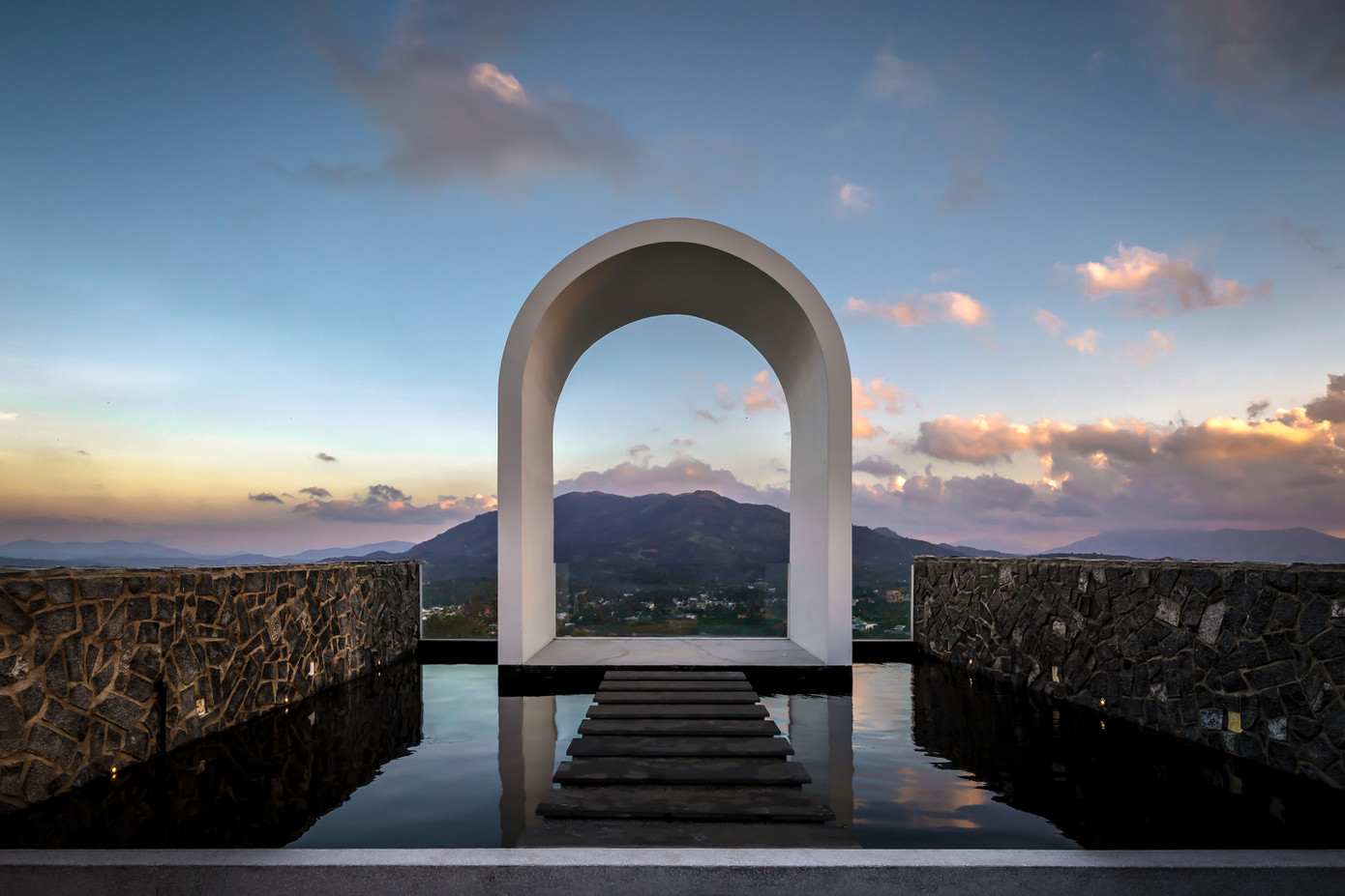 Khu vực ngắm cảnh bên dưới một bể nước, tại đây, có thể nhìn thấy rặng núi sau nhà và thành phố.