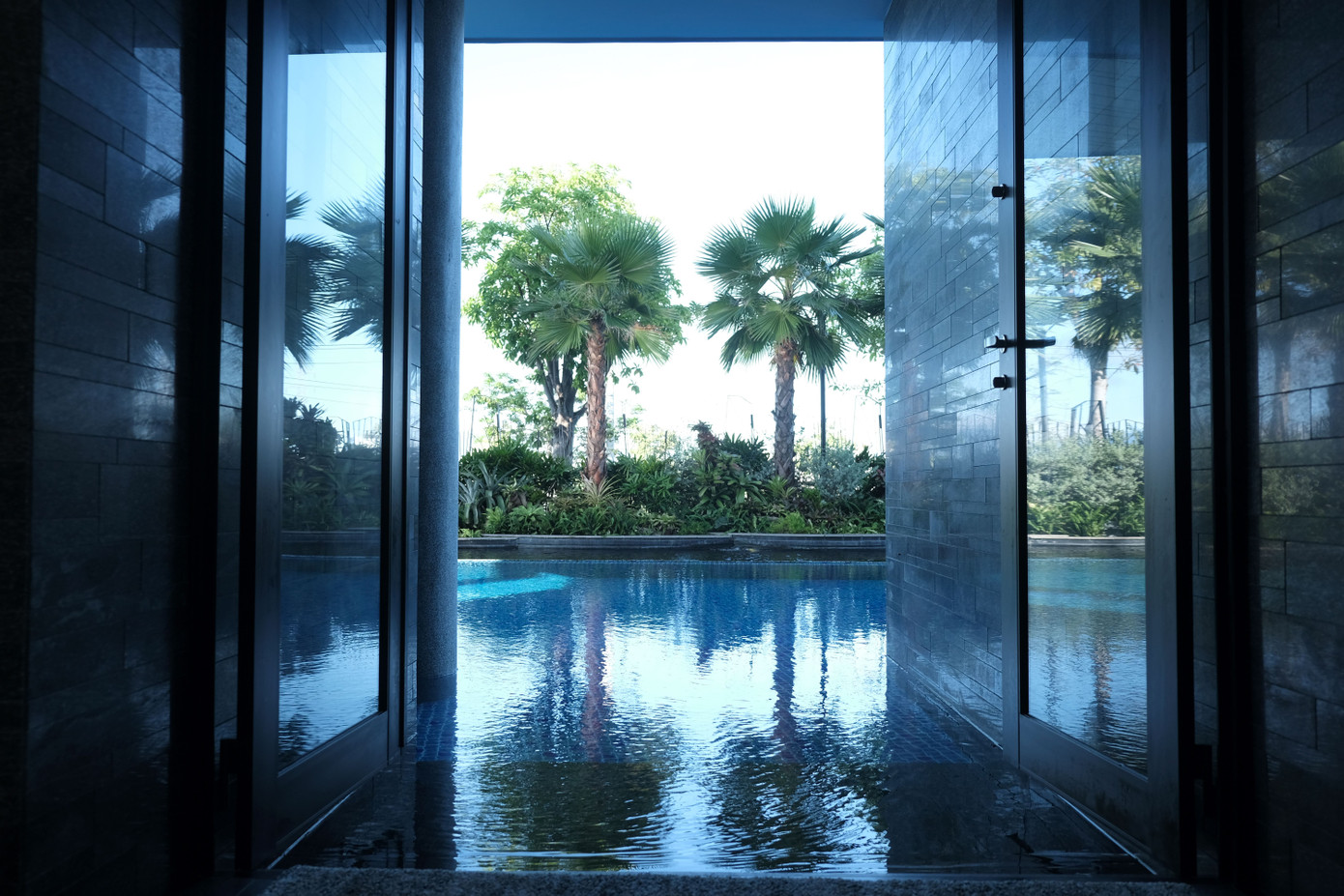 Dòng nước trong xanh kết hợp với đa dạng các loại cây khiến công trình như một khu rừng thu nhỏ.