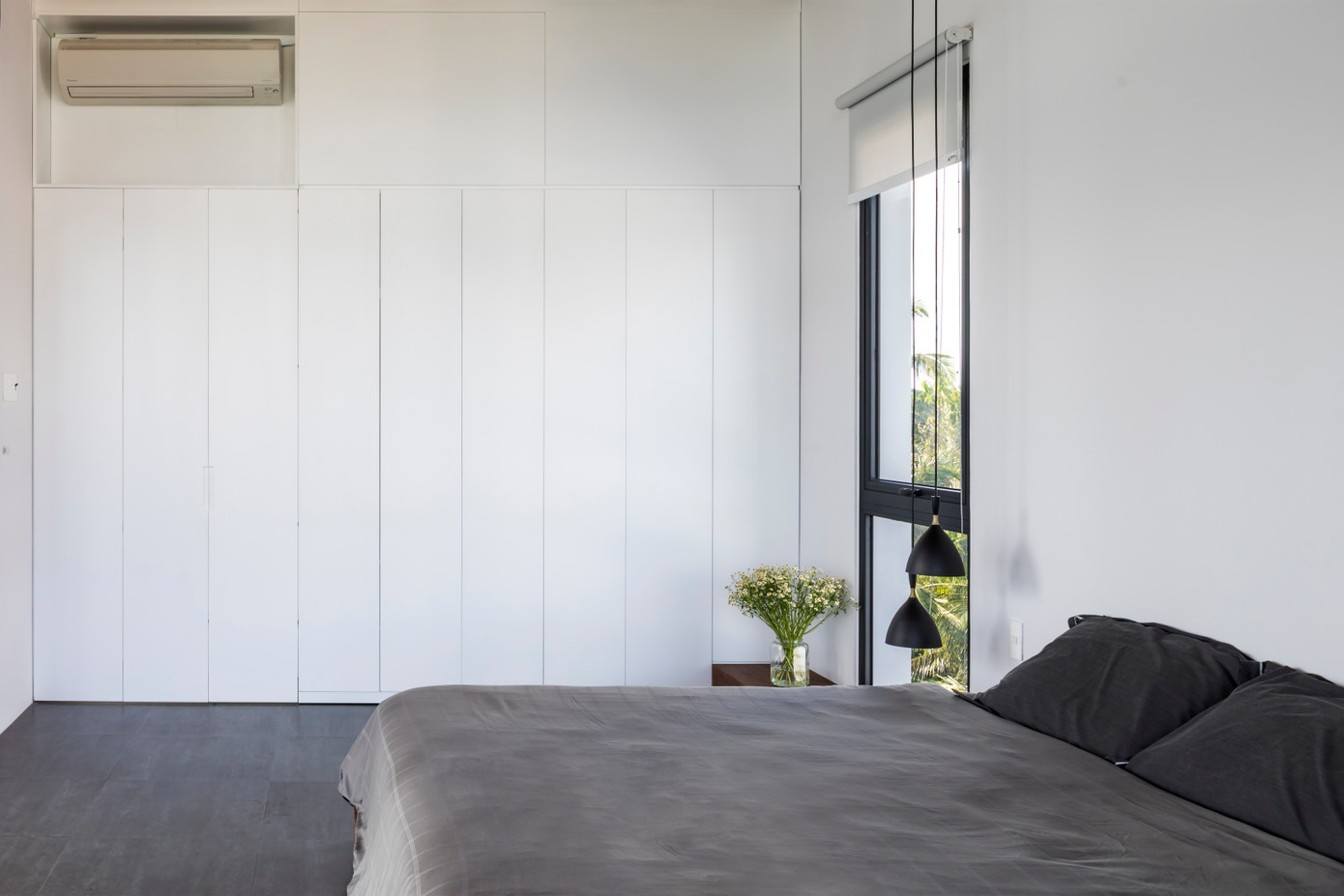 Phòng ngủ có tông màu trắng là chủ đạo.