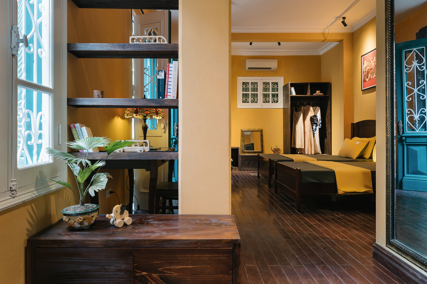 Không gian thông thoáng, rộng rãi hơn khi được trang trí bằng những cuốn sách nhỏ.