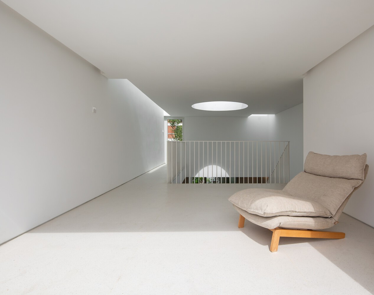 Vách ngăn phòng lớn, vách ngăn màu trắng, các khe hở được bố trí để đón làn gió mát mùa hè, giúp không khí lưu thông và làm mới mỗi góc của căn nhà.