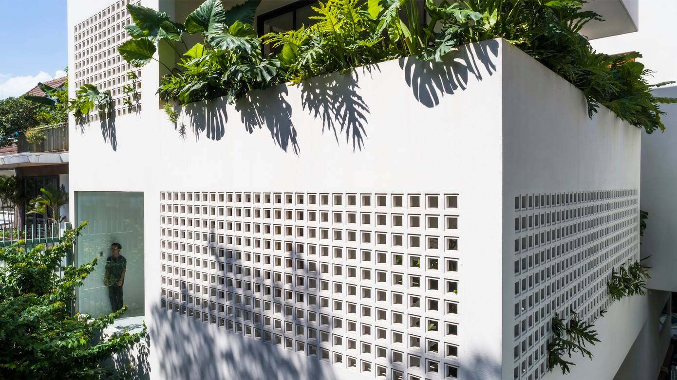 Căn nhà có những lỗ nhỏ trên trên tường để lưu thông không khí, tạo nên nét phá cách.