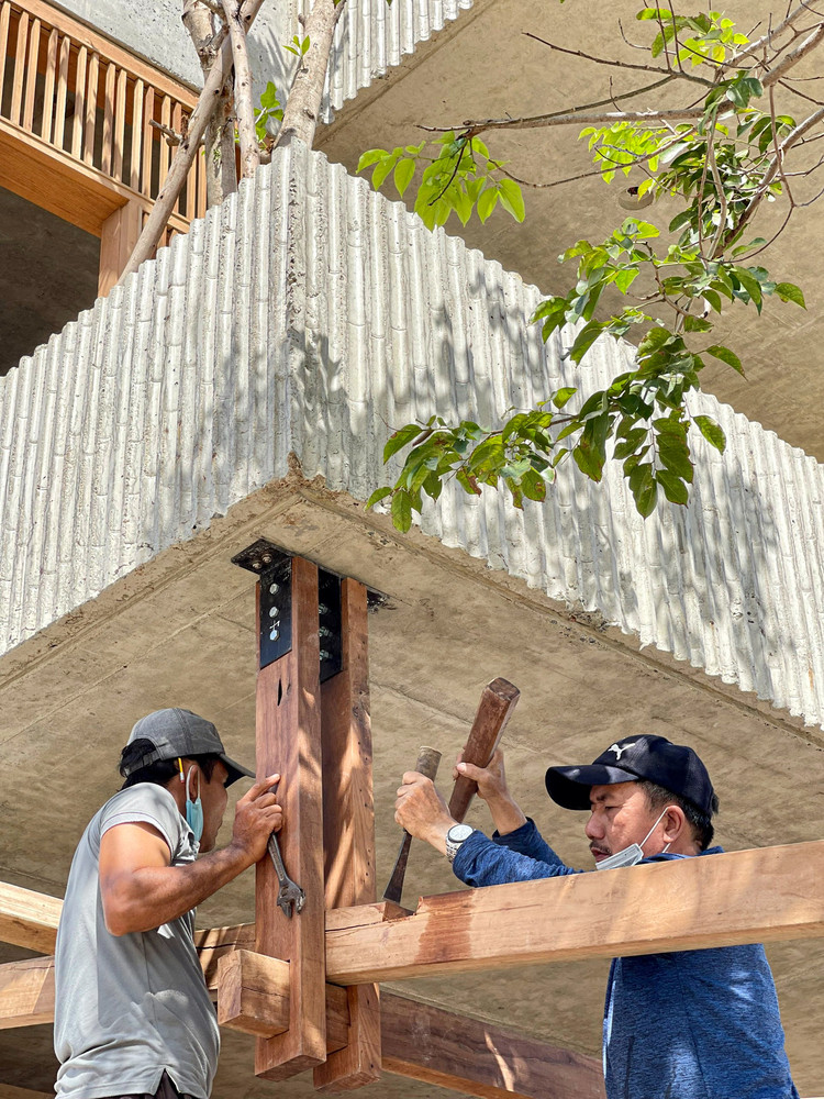 Gỗ được tái sử dụng để xây dựng mái, cầu thang, và nội thất trong dự án này. Cả nguyên vật liệu và sức lao động đều lấy từ địa phương, giúp tiết kiệm chi phí và bảo vệ môi trường. Gỗ được tái sử dụng để xây dựng mái, cầu thang, và nội thất trong dự án này. Cả nguyên vật liệu và sức lao động đều lấy từ địa phương, giúp tiết kiệm chi phí và bảo vệ môi trường.