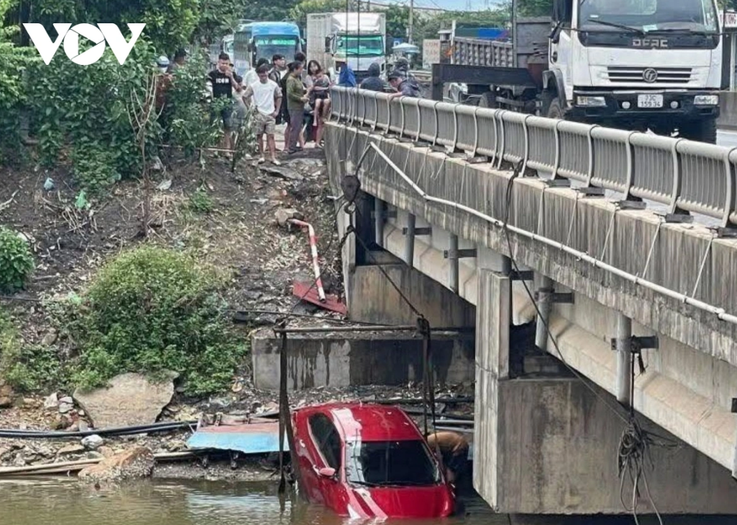Xe ô tô lao xuống sông Xe ô tô lao xuống sông