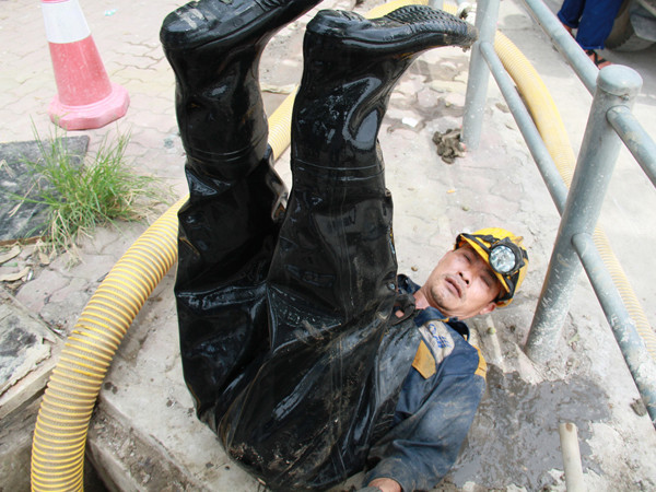 Anh Hồ Thanh Sơn nằm giơ chân lên trời để nước trong người thoát ra