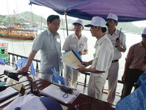 Tàu Vân Đình đang bị cháy giữa biển phát tín hiệu cấp cứu. Xuồng cứu nạn từ tàu SAR 411 được thả xuống tiếp cận tàu Vân Đình để cấp cứu những thuyền viên bị thương Tàu SAR 273 dùng hệ thống vòi rồng chữa cháy tàu Vân Đình Hai tàu SAR 411 và SAR 273 phối hợp cứu tàu Vân Đình Các thuyền viên bị trôi dạt Sau dập tắt đám cháy cứu tàu Vân Đình; thả xuồng cứu sinh xuống để cứu các thuyền viên Các cán bộ, chuyên viên của Trung tâm TKCN trên biển đang chỉ huy các phương án cứu hộ.