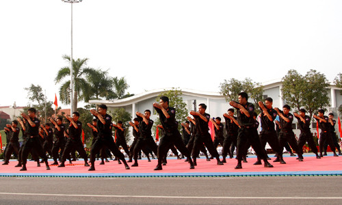 Lực lượng cảnh sát cơ động mạnh mẽ trong bộ cảnh phục quen thuộc