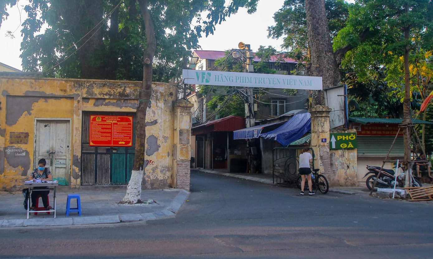 Văn phòng Chính phủ vừa có văn bản thông báo về việc thực hiện kết luận sau thanh tra công tác cổ phần hóa Hãng phim truyện Việt Nam. Theo đó, sau khi nghe ý kiến báo cáo của Thanh tra Chính phủ (TTCP) và của Bộ Văn hóa, Thể thao và Du lịch, ý kiến phát biểu của các đại biểu dự họp về việc thực hiện kết luận sau thanh tra công tác cổ phần hóa Hãng phim truyện Việt Nam, Phó Thủ tướng Thường trực Trương Hòa Bình chỉ đạo UBND TP Hà Nội khẩn trương thu hồi cơ sở nhà đất tại số 4 Thụy Khuê, quận Tây Hồ; UBND TPHCM xử lý, thu hồi cơ sở nhà đất tại số 6 Thái Văn Lung, phường Bến Nghé, quận 1 theo đúng Kết luận thanh tra số 447 ngày 30/3/2018 và số 1412 ngày 23/8/2018 của TTCP.