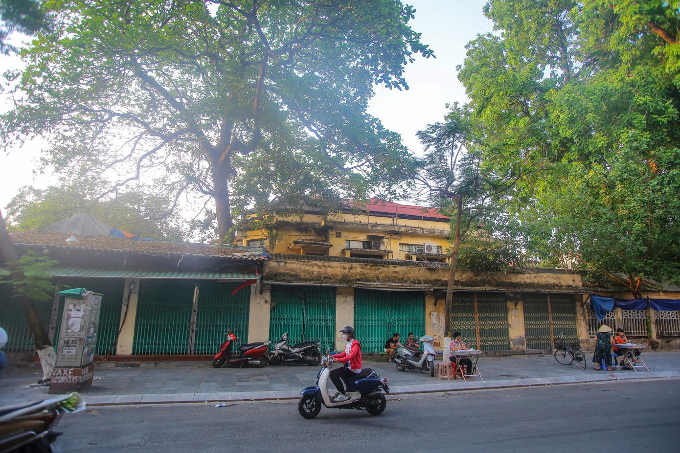 Được biết, việc cổ phần hóa Hãng phim truyện Việt Nam (VFS) từng dính nhiều lùm xùm. Theo đó, trước khi được chuyển thành công ty cổ phần, toàn bộ tài sản của VFS được định giá gần 20 tỷ đồng. Điều đáng nói, trong tổng giá trị được định giá ấy, giá trị thương hiệu và hàng nghìn mét vuông "đất vàng" ở vị trí đắc địa trên địa bàn Hà Nội và TPHCM mà đơn vị này đang quản lý, đều được định giá bằng 0 đồng.