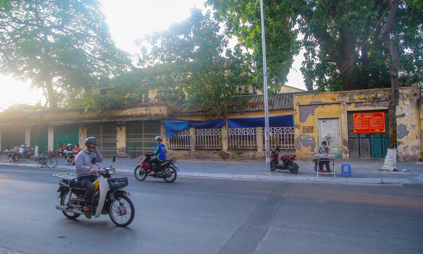 Nếu tính theo mức giá thị trường, đất mặt đường Thụy Khuê có giá dao động từ 200-250 triệu đồng/m2 thì khu "đất vàng" số 4 Thụy Khuê có giá trị tới hàng nghìn tỷ đồng.