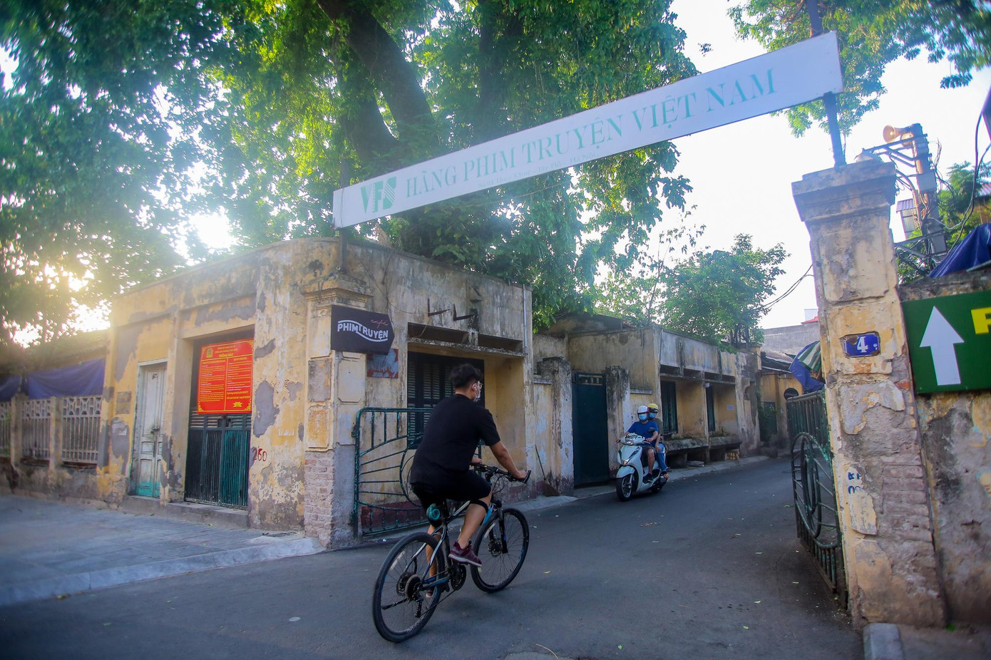 Bảng hiệu Hãng phim truyện Việt Nam đặt tại cổng vào bên trong khu đất số 4 Thụy Khuê.