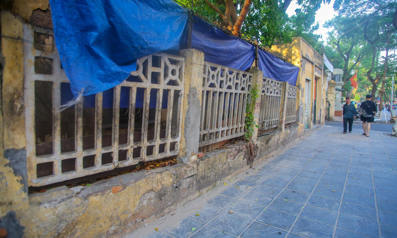 Cũng theo TTCP, đến thời điểm kiểm tra (30/10/2017), Hãng phim truyện Việt Nam đang trong quá trình hoàn thiện các thủ tục, hồ sơ pháp lý về sở hữu các cơ sở nhà, đất để làm căn cứ xây dựng phương án sử dụng đất trình cơ quan có thẩm quyền xem xét, quyết định. Tuy nhiên, trước đó (ngày 30/12/2015), Bộ Văn hóa, Thể thao và Du lịch đã ban hành Quyết định số 4654/QĐ-BVHTTDL phê duyệt phương án cổ phần hóa và chuyển Cty TNHH MTV Hãng phim truyện Việt Nam thành công ty cổ phần khi chưa có quyết định phê duyệt phương án sử dụng đất.