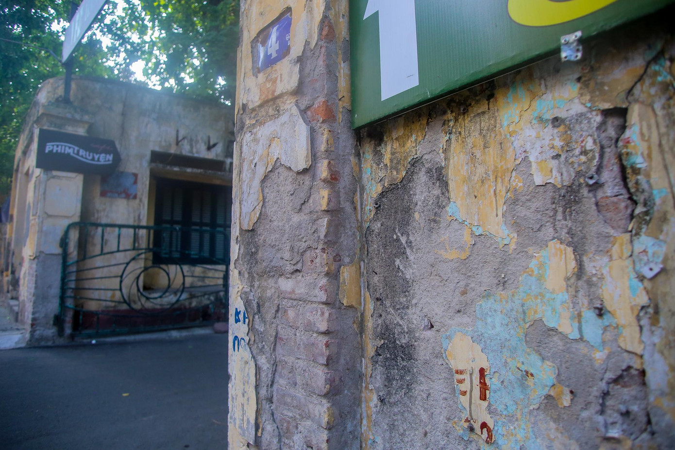 Nhiều mảng tường bong tróc, nứt toác trông rất nhếch nhác.
