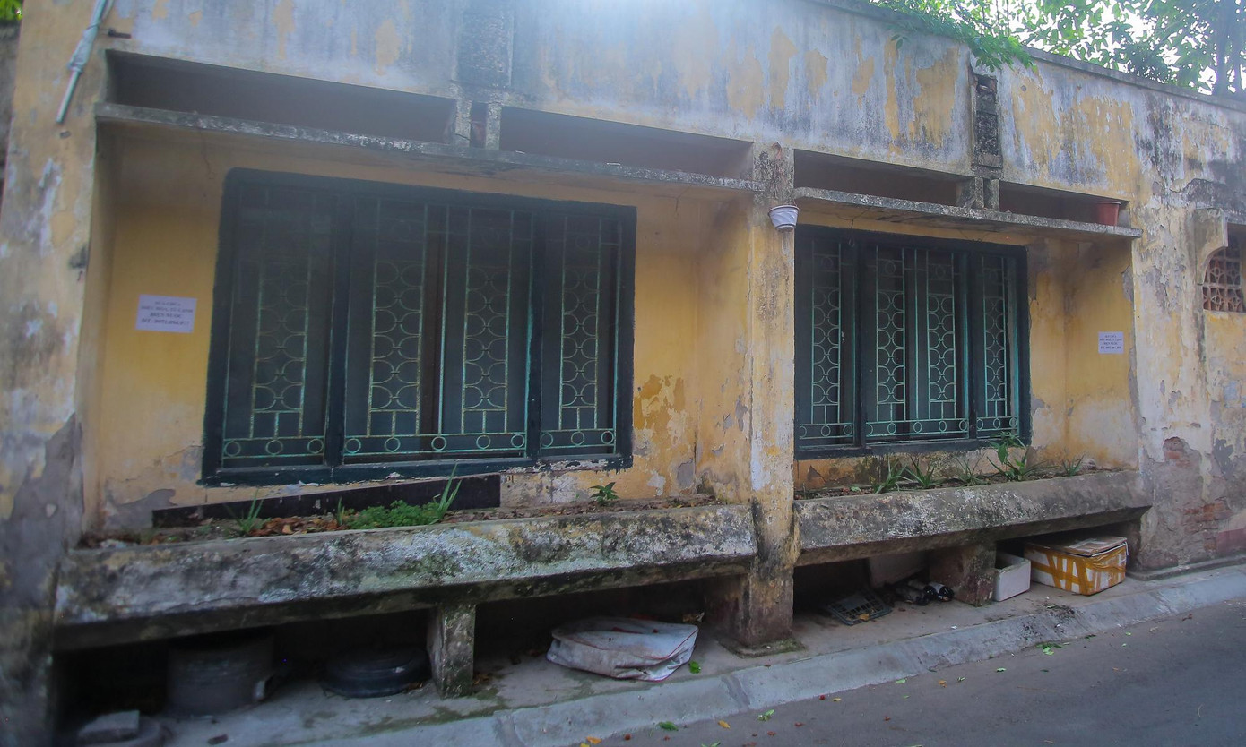 Nhiều hạng mục công trình xuống cấp, xập xệ sau nhiều năm sử dụng.