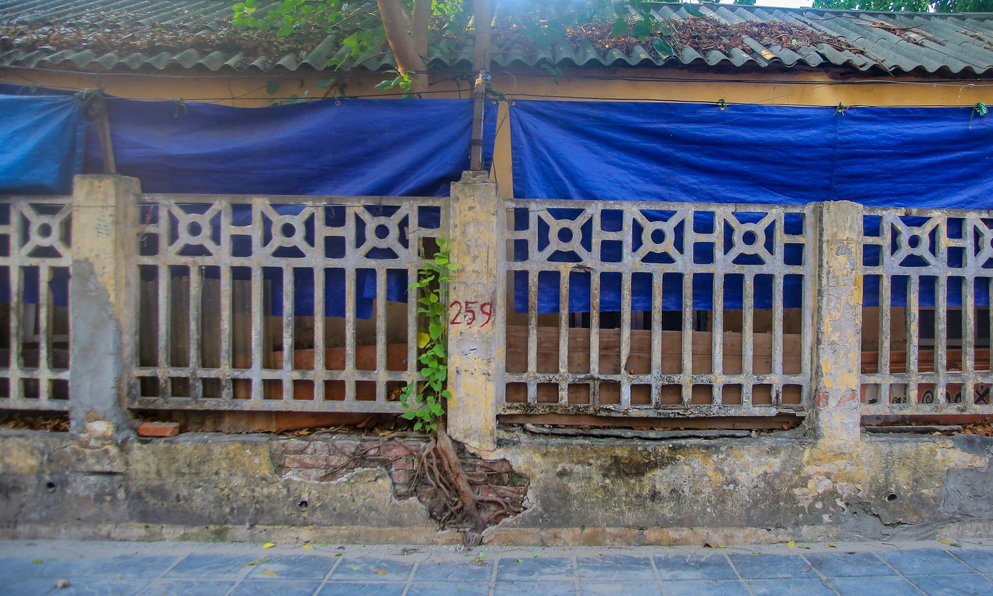 Thậm chí tường rào bao quanh vỡ chân, nghiêng đổ.