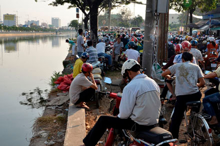 TPHCM: Tắc nghẽn vì xem treo cổ tự tử giữa đường ảnh 14