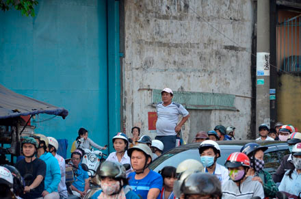 TPHCM: Tắc nghẽn vì xem treo cổ tự tử giữa đường ảnh 13