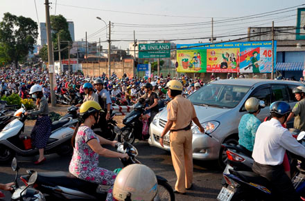 TPHCM: Tắc nghẽn vì xem treo cổ tự tử giữa đường ảnh 10