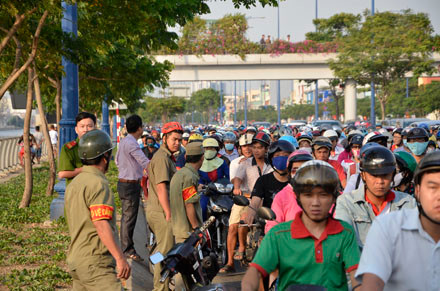 TPHCM: Tắc nghẽn vì xem treo cổ tự tử giữa đường ảnh 9