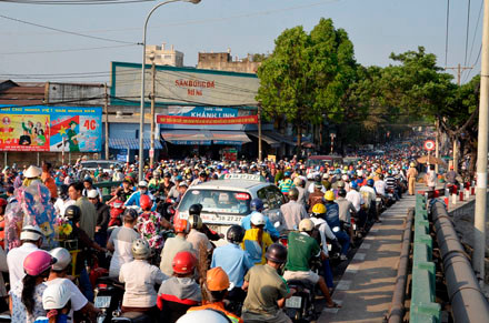 TPHCM: Tắc nghẽn vì xem treo cổ tự tử giữa đường ảnh 1