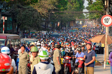 TPHCM: Tắc nghẽn vì xem treo cổ tự tử giữa đường ảnh 2