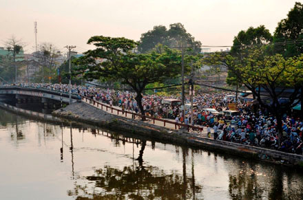 TPHCM: Tắc nghẽn vì xem treo cổ tự tử giữa đường ảnh 5