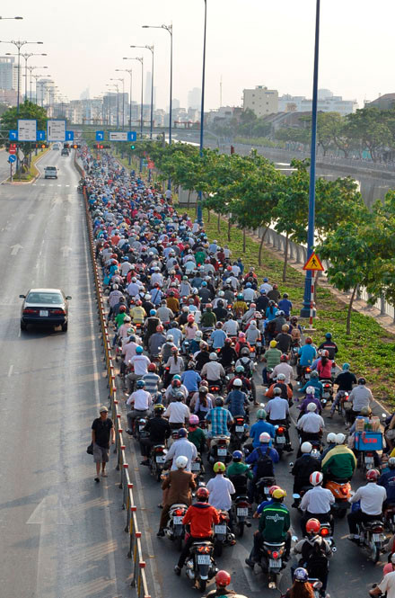 TPHCM: Tắc nghẽn vì xem treo cổ tự tử giữa đường ảnh 4