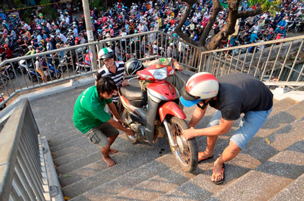 TPHCM: Tắc nghẽn vì xem treo cổ tự tử giữa đường ảnh 15