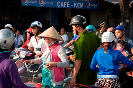 TPHCM: Tắc nghẽn vì xem treo cổ tự tử giữa đường ảnh 11