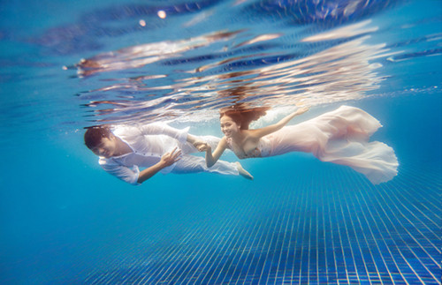 Cô dâu chú rể chụp ảnh cưới dưới nước đẹp như thiên thần. Ảnh: Friday Studio.. Cô dâu chú rể chụp ảnh cưới dưới nước đẹp như thiên thần. Ảnh: Friday Studio.