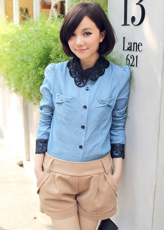 Áo phao, áo da hay những item cotton pha nilon khó thấm nước chính là những món đồ hoàn hảo cho những ngày mưa phùn thế này. Ngoài ra những kiểu áo sơ mi, đặc biệt là sơ mi denim cũng là một lựa chọn không tồi đâu nhé! Shorts, chân váy cotton tiện dụng hay skinny jeans sẽ giúp bạn cảm thấy năng động và thoải mái hơn. Cuối cùng là giữ cho đôi chân khỏi ướt bằng một đôi ủng đi mưa thật xinh, hay boots và giày da... vậy là bạn đã có ngay set đồ đi mưa thật hợp lý và thời trang rồi đấy!