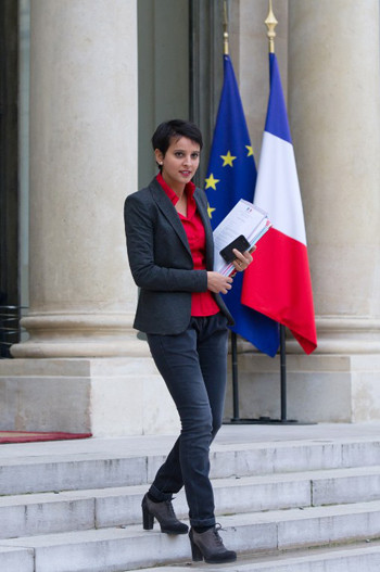 Bộ trưởng Nữ quyền Pháp, Najat Vallaud-Belkacem rời Điện Elysee ở Paris hôm 28/11/2012 với trang phục áo vest, quần jeans