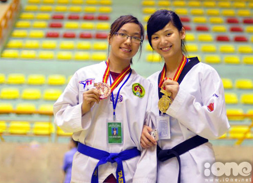 Bích Ngọc (bên phải) đã rinh đến 15 huy chương các loại ở rất nhiều kỳ thi đấu võ thuật. Bạn ấy hiện đã lên cấp đai đen cao nhất của Taewondo. Ảnh: NVCC