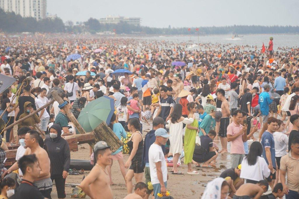 Khu du lịch biển Sầm Sơn đông nghịt khách trong ngày 30/4.