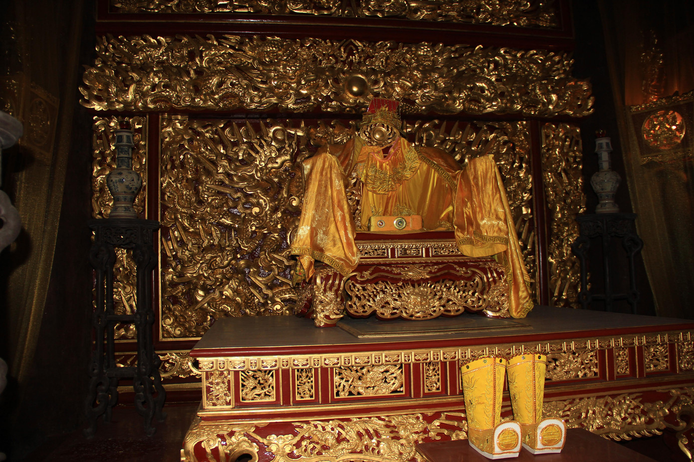 Bên trong Chính điện Lam Kinh