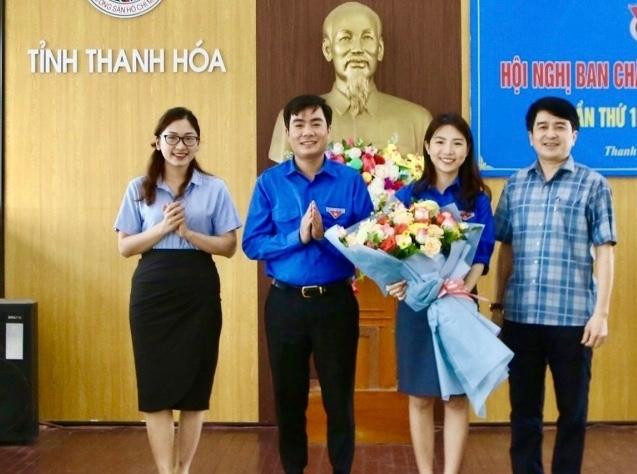 Lãnh đạo Tỉnh Đoàn cùng đại diện Ban dân vận Tỉnh uỷ chúc mừng nữ Phó Bí thư Tỉnh Đoàn mới Lê Ngọc Ánh