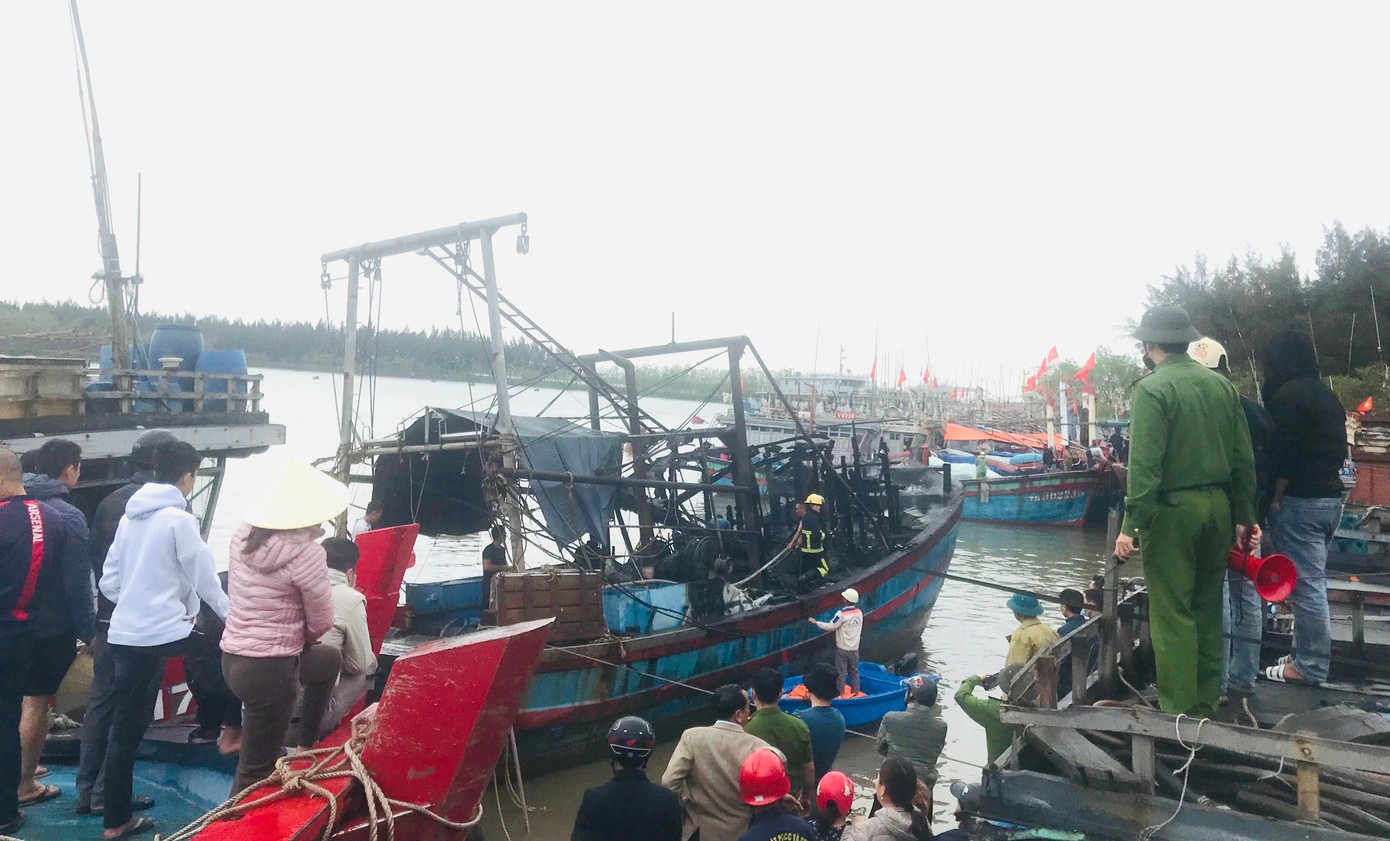 Tàu cá bị hư hỏng nặng sau hỏa hoạn. Tàu cá bị hư hỏng nặng sau hỏa hoạn.